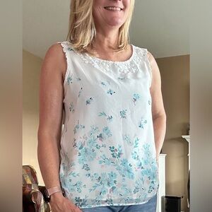 Lauren Conrad brand sweet floral sleeveless top, women’s medium